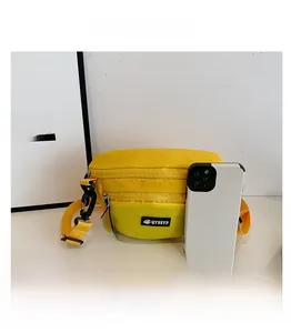 Sac banane jaune en tissu Oxford montré avec un téléphone pour comparer la taille réelle