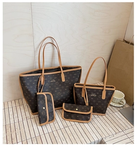 Dettaglio del set di 4 borse vintage con borsa shopper e portafoglio su sfondo di legno