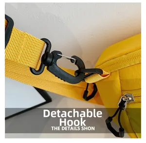 Gros plan d'un crochet noir amovible sur un sac de sport en nylon jaune vif
