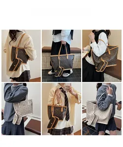 Dettaglio di un set di borse tote in ecopelle due pezzi con un motivo monogramma classico