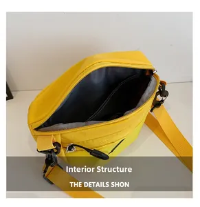 Détail du sac de sport en tissu oxford jaune montrant la structure interne et le zip