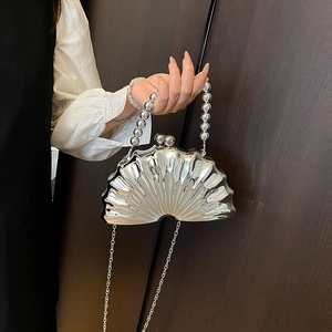 Sac pochette argenté en forme de coquillage avec poignée perle et bandoulière chaîne