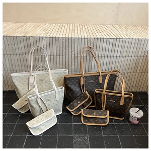 Set dettagliato di borse tote grandi e medie con pochette coordinate in due varianti colore