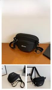 Détails d'un sac bandoulière en tissu Oxford noir avec zips et sangle réglable pour le sport