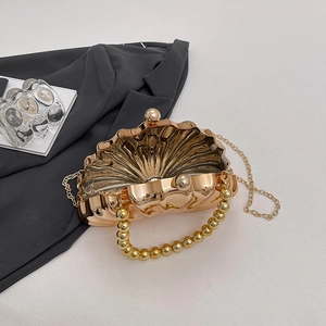 Sac de soirée doré en forme de coquillage avec poignée perle et chaîne en métal