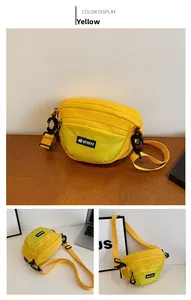 Vue détaillée du sac de sport jaune en tissu oxford avec poche filet noire et sangle
