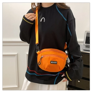 Détail de la sacoche de sport en tissu Oxford orange avec sangle réglable et boucle