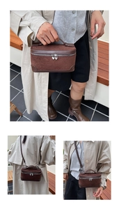 Détails du sac à main en daim marron foncé avec fermetures éclair cœur et coins en cuir