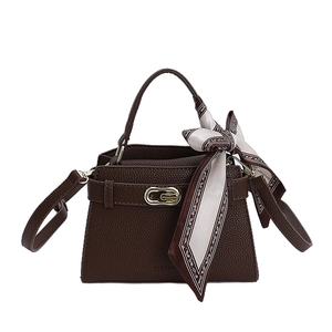 Sac à main marron texture litchi avec boucle dorée et foulard décoratif en soie
