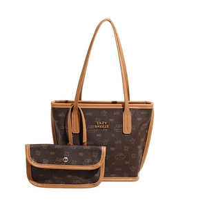 Piccola borsa a tracolla marrone vintage con motivi stampati e tracolla larga