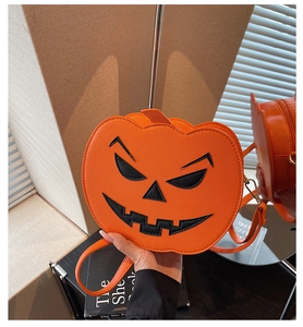 Vue détaillée du sac citrouille montrant le cuir synthétique texturé et la broderie orange