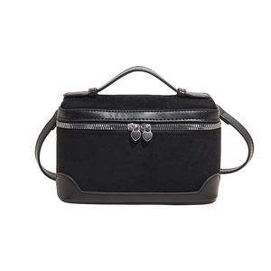 Petit sac à main noir en daim minimaliste avec fermetures éclair en forme de cœur