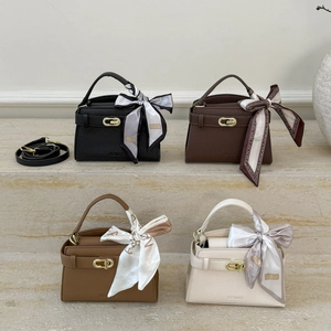 Sac à main style Kelly en cuir avec foulard en soie et fermoir doré en quatre couleurs