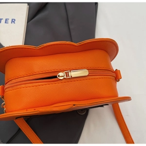 Détail de la fermeture éclair supérieure sur ce sac à bandoulière citrouille orange