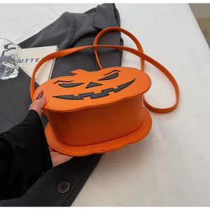 Détail du sac bandoulière citrouille d'Halloween en similicuir orange avec visage effrayant