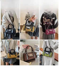 Sacs Boston rétro en daim en cinq coloris avec breloques cœur et bandoulières amovibles