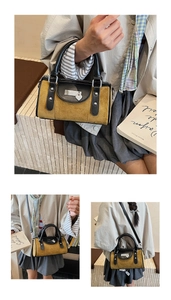 Détails du sac Boston bicolore avec pendentif coeur et texture mate élégante