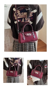 Détails du sac Boston bordeaux en daim avec pendentif en cœur et bandoulière amovible