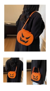 Drei Ansichten der Halloween-Kürbis-Tasche mit verstellbarem Riemen und Leder-Textur
