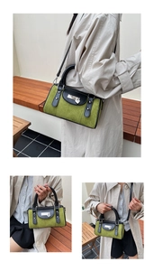 Trois vues du sac polochon en daim vert avec poignées en cuir noir et charm cœur