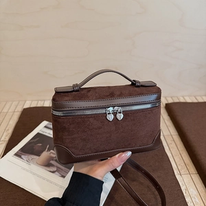 Sac à bandoulière minimaliste en daim marron foncé avec fermeture éclair en cœur et poignée