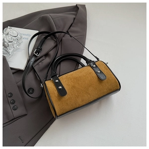 Détail du sac Boston en daim vintage avec poignées en cuir noir et clous argentés