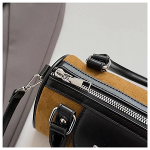 Détail du sac Boston en daim vintage montrant la fermeture éclair et les coutures