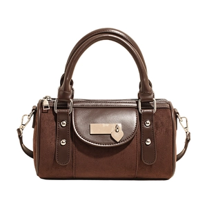 Sac Boston vintage en daim marron foncé avec breloque cœur argentée et bandoulière