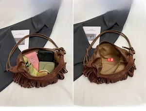 Détail du sac à bandoulière en daim à franges montrant l'espace de rangement intérieur