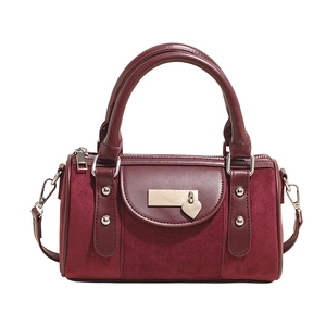 Sac Boston bordeaux tendance avec pendentif cœur et rivets sur fond blanc