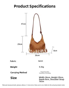 Vue détaillée du sac à franges en daim marron avec dimensions précises et bandoulières