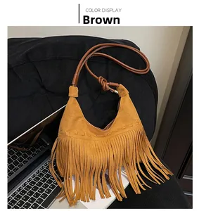 Détail du sac hobo en daim marron avec franges rétro et style bohème chic