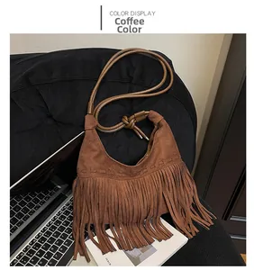 Détail d'un sac à franges en daim marron café avec des bretelles nouées sur fond texturé