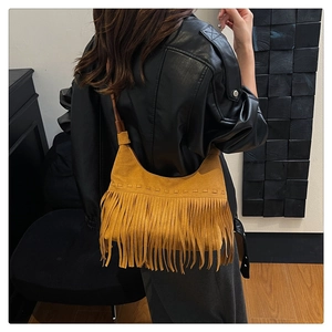 Sac bandoulière rétro en daim jaune moutarde avec franges et détail bambou sur mannequin