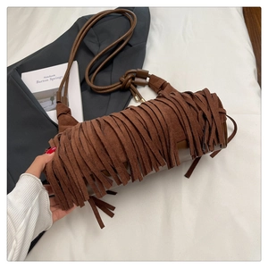 Détail du sac seau en daim marron foncé avec franges denses et bandoulière en corde nouée
