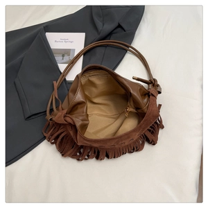 Détail du sac bandoulière marron en daim à franges avec fermeture éclair et cuir