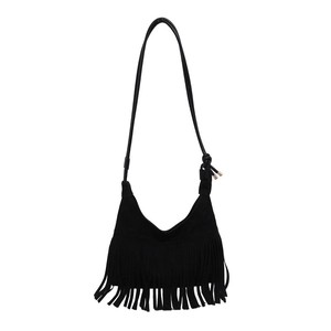 Détail du sac à bandoulière en suédine noire avec de longues franges et nœuds en métal