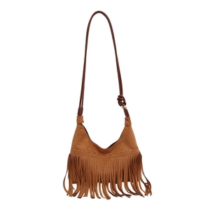 Gros plan sur un sac à bandoulière en daim marron avec franges et détails de nœuds bohèmes