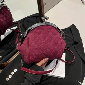 Borsa trapuntata bordeaux vintage con catena, telaio in argento e chiusura retrò