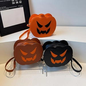 Stylische Halloween Kürbis Umhängetaschen in Orange und Schwarz mit Gruselgesicht