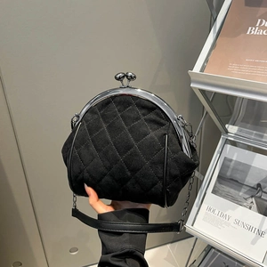 Borsa a conchiglia in velluto nero trapuntato con chiusura a scatto e catenella