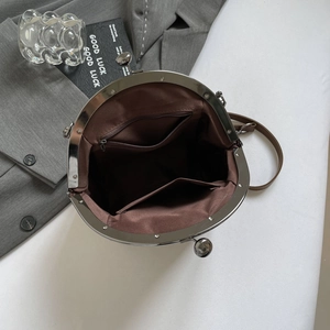 Borsa a conchiglia vintage in camoscio marrone con telaio argento e tasche