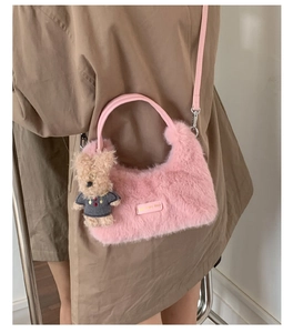 Details zur rosa Plüschtasche mit Umhängeriemen und süßem Teddybär-Anhänger