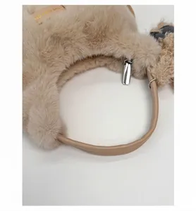 Detail des glatten Metallreißverschlusses und der Plüschstruktur der khakifarbenen Tasche