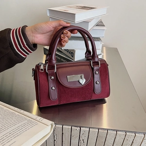 Sac Boston rétro en daim bordeaux avec pendentif cœur et rivets argentés