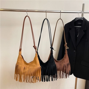 Sac à bandoulière en suédine rétro avec longues franges en jaune, noir et marron