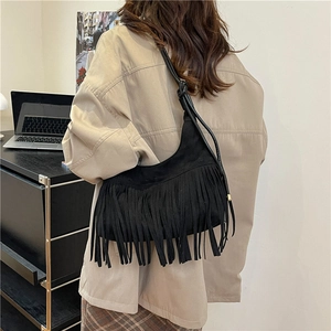 Sac à bandoulière rétro en daim noir avec franges bohèmes et forme hobo en croissant