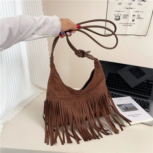 Sac à bandoulière vintage en daim marron avec détails de franges bohèmes et sangle fine