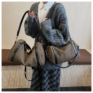 Vue détaillée du sac Boston en velours côtelé marron avec texture rayée et cuir