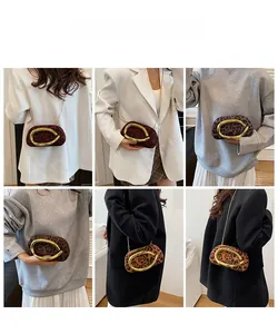 Vue détaillée des sacs léopard en diverses couleurs avec de grands anneaux dorés en métal